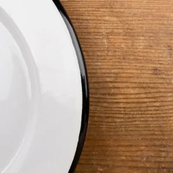Assiette en émail blanc liseré noir