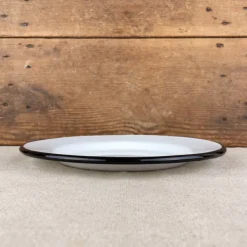 Assiette en émail blanc liseré noir