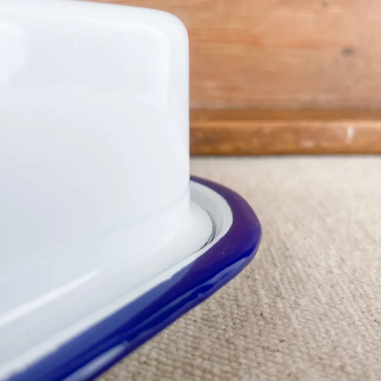 Beurrier en émail blanc avec liseré bleu