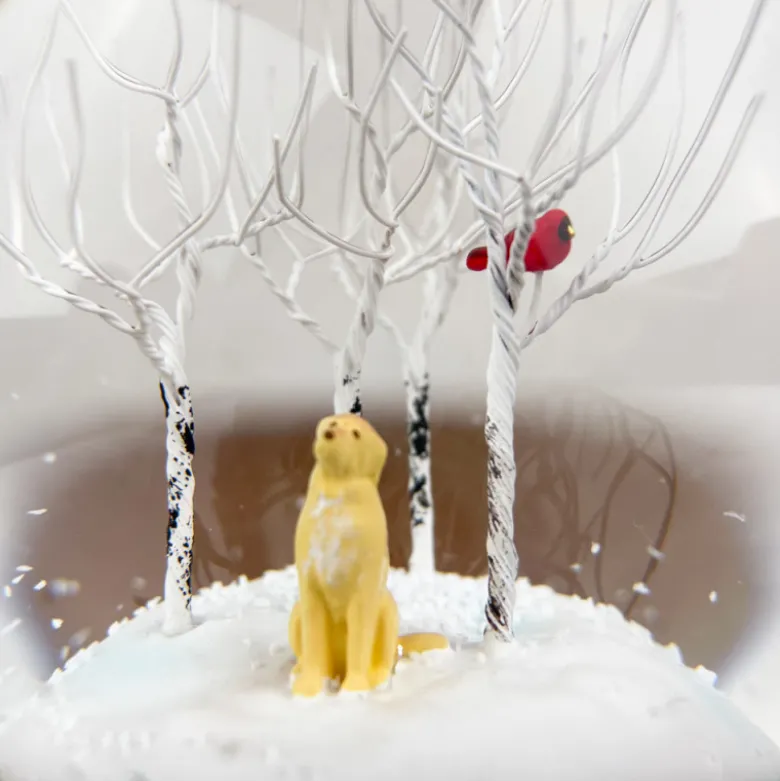 Boule à neige Labrador dans les bois