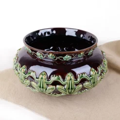 Cache pot en terre cuite à frise de grenouilles