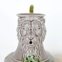 Carafe en céramique à tête de lion