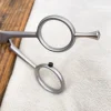 Ciseaux de coiffeur avec poucette à vis