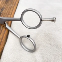 Ciseaux de coiffeur avec poucette à vis