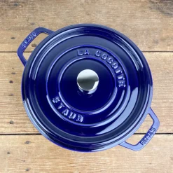 Cocotte en fonte bleu intense