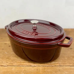 Cocotte ovale en fonte grenat