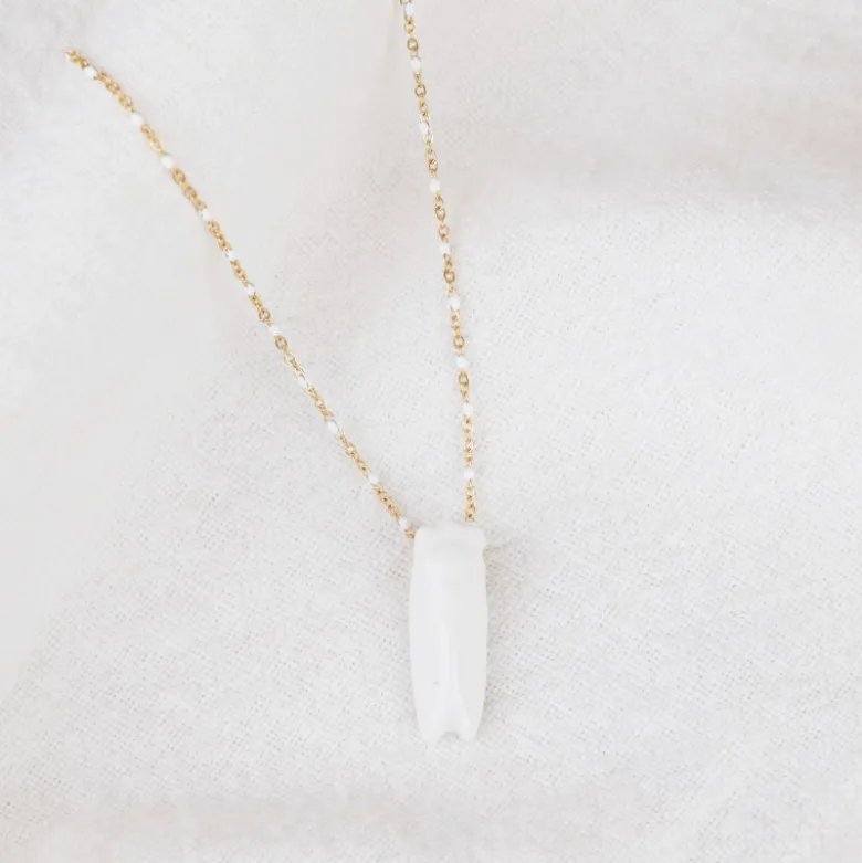 Collier cigale faïence blanche