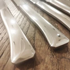 Couteau de table Opinel en acier monobloc 4p