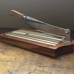 Couteau à pain sur socle