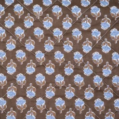 Édredon marron à fleurs bleues