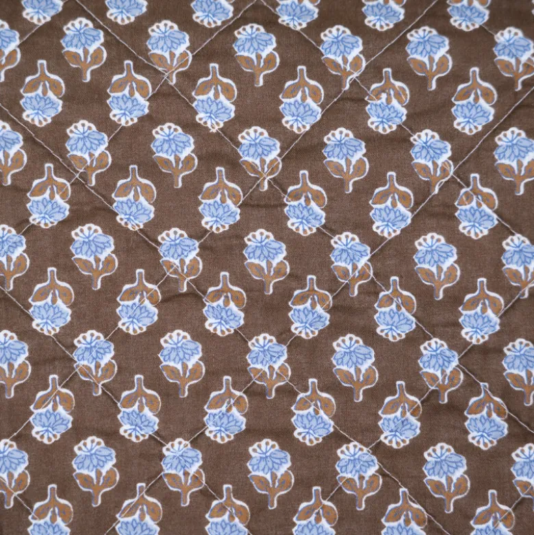 Édredon marron à fleurs bleues