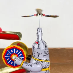 Eléphant jongleur mécanique
