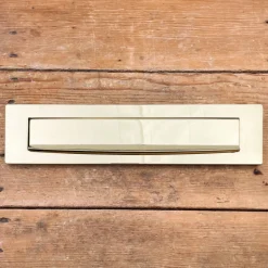 Entrée de boîte aux lettres à battant en laiton