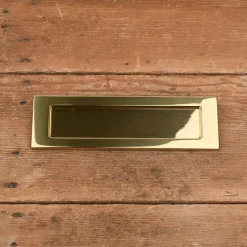 Entrée de boîte aux lettres en laiton avec ressort