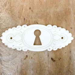Entrée de clef en os et porcelaine