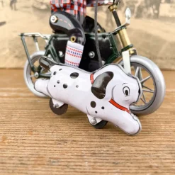 Garçon à bicyclette mécanique avec chien
