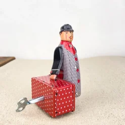 Homme à valise rouge