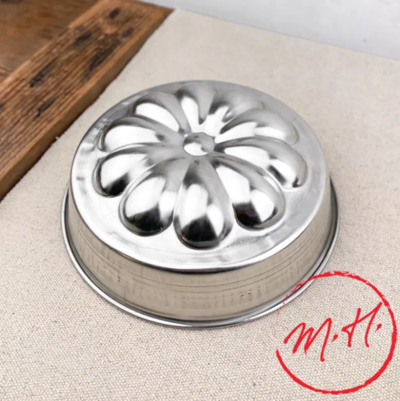 Moule à manqué avec fond rosace en fer blanc