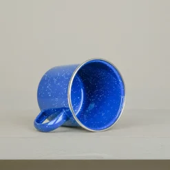 Mug de camping en émail bleu