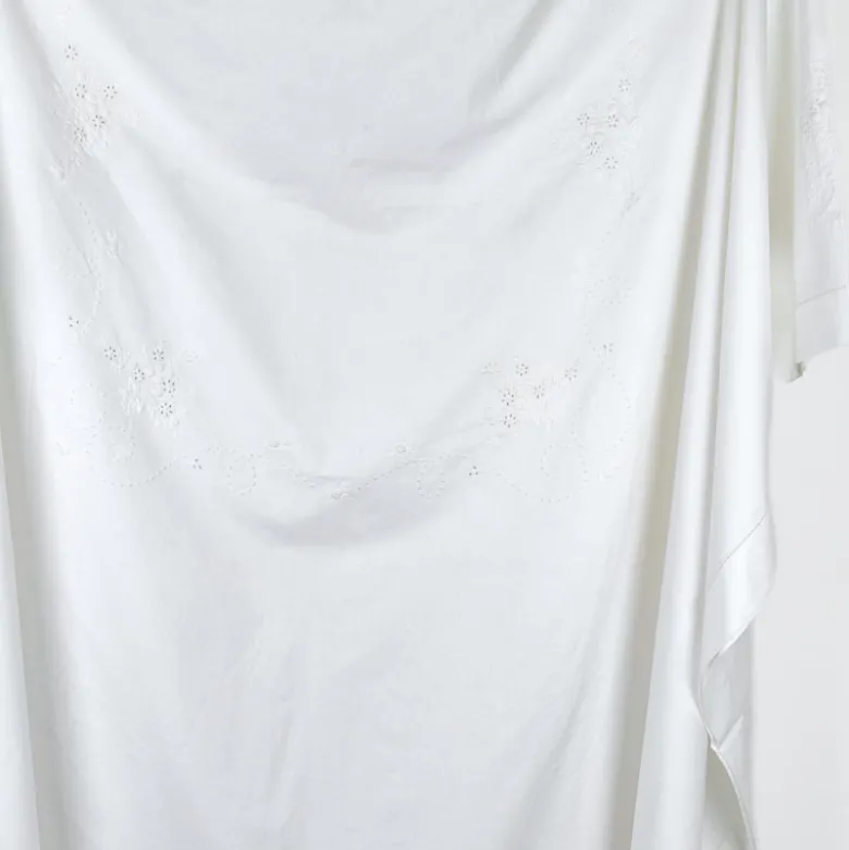 Nappe en coton blanche brodée
