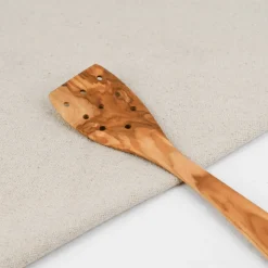 Palette de cuisine perforée en olivier