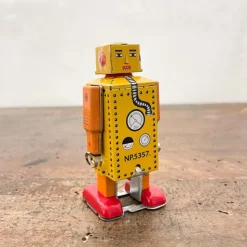 Petit robot marcheur jaune en métal