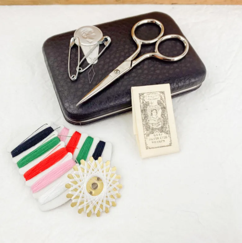 Petit set de couture de voyage en cuir