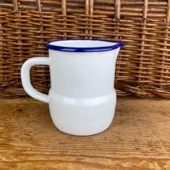 Pichet en émail blanc liseré bleu