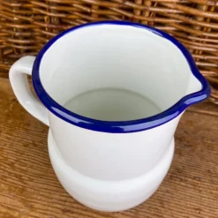 Pichet en émail blanc liseré bleu
