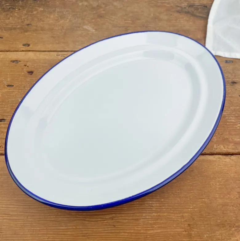 Plat de service en émail blanc liseré bleu