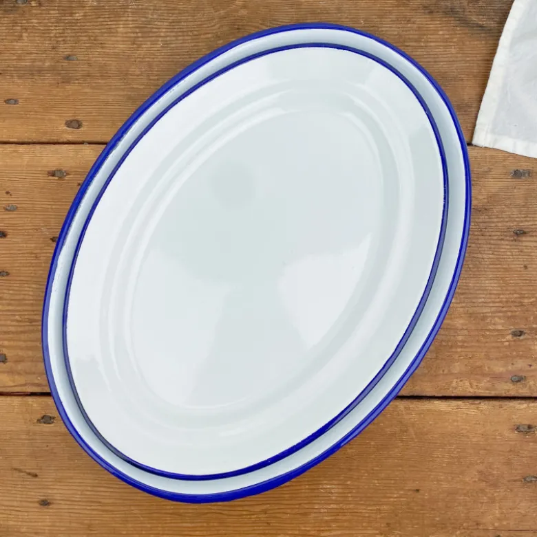 Plat de service en émail blanc liseré bleu