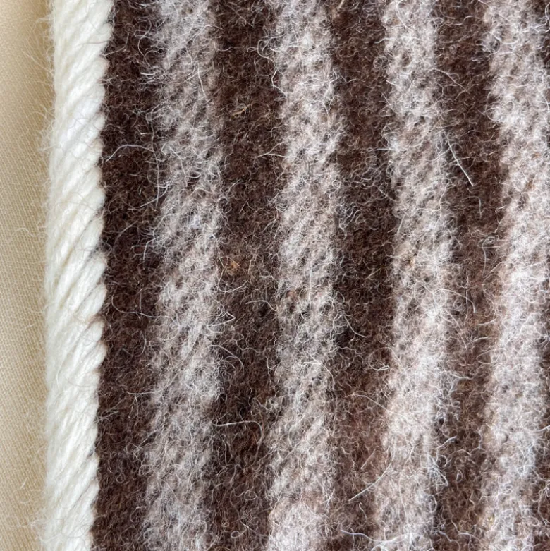 Poncho rayé en laine couleur chocolat/marron foncé