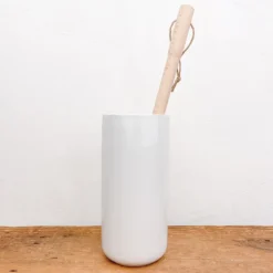 Porte-balayette WC en faïence blanche et sa brosse en bois