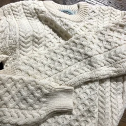 Pull Irlandais en laine tricoté écru