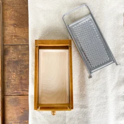 Râpe à parmesan à tiroir en bois