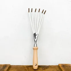 Râteau souple à main manche en bois