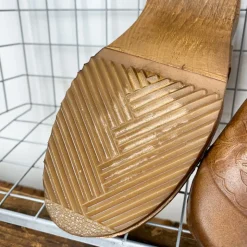 Sabots bretons en cuir embouti