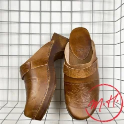 Sabots bretons en cuir embouti