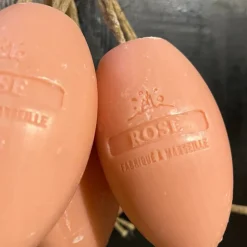 Savon ovale à corde rose