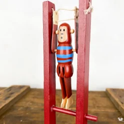Singe acrobate en bois