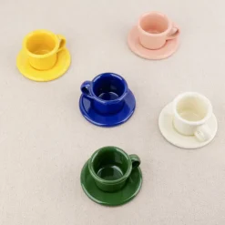 Tasse à café et soucoupe en émail