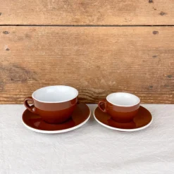 Tasse de bar brune et sa sous-tasse