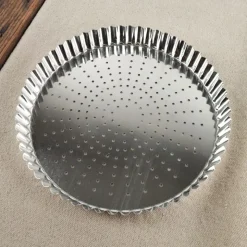 Tourtière perforée en fer blanc à fond mobile