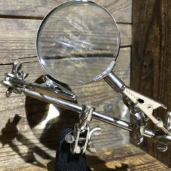 Troisième main avec loupe