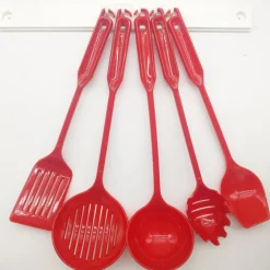 Ustensiles de cuisine rouges et fixation