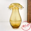 Vase en verre soufflé à collerette ambré