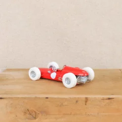 Voiture de course en métal rouge